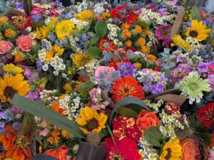 Blumenstrauß mit Blumen der Saison